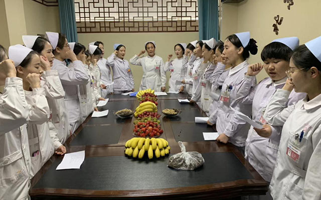 【5.12护士节】ob体育在线登录（APP）官方网站,举办茶话会白衣天使受表彰(图2)