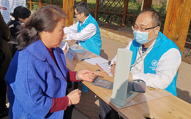【学雷锋日】ob体育在线登录（APP）官方网站,举办“爱满京城，牵手智慧家医”志愿服务活动(图5)